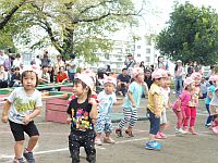 子豚に扮した2歳児が踊っているところ