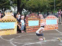 3本の棒をジャンプして飛び越えているところ