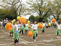 元気に踊る3歳児