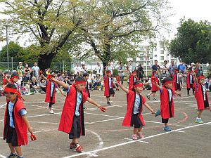 鳴子を持って踊る5歳児