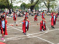 赤いハッピでかっこよく踊る5歳児