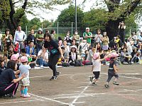 1歳児クラスの子どもたちのかけっこの様子