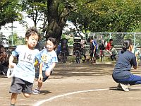 走っている子供の様子