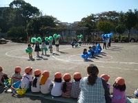 写真：第五幼稚園のダンスを見ているところ