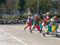 写真：荒馬踊りを披露しているところ