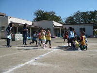 写真：日野第五幼稚園と一緒にリレーをしているところ