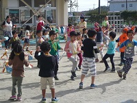 写真：ハロウィンの曲で踊る子供たちの様子