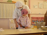 写真：4歳児ぞう組が包丁を使っているところ