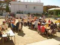 写真：みんなで会食しているところ