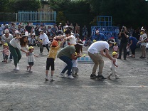 写真：1歳児のダンス