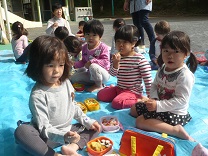 写真：お弁当を食べる2歳児