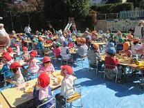 写真：園庭で会食