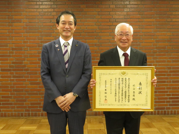 写真。左から大坪市長、杉山喜廣氏