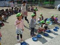 3歳児クラスが外でシャボン玉遊びをしている写真
