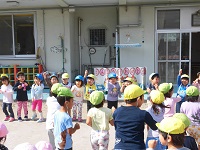 写真：踊る子どもたち2