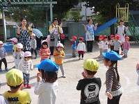 写真：踊る子どもたち4