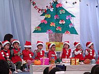 写真：サンタクロース姿の1歳児の子どもたち