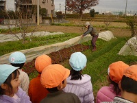 せせらぎ農園の畑を見学している様子2