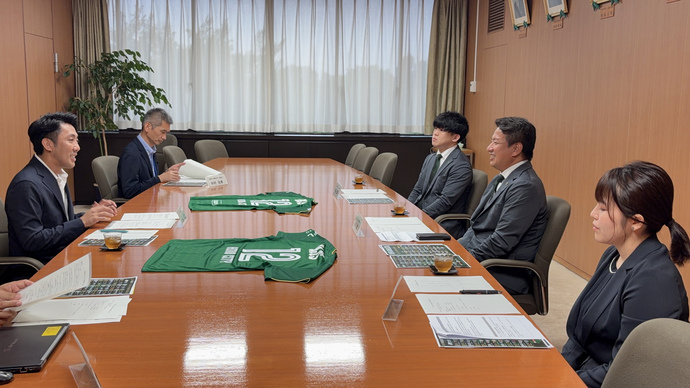 写真：表敬訪問の歓談の様子