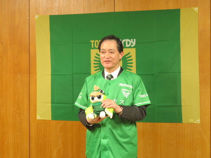 写真：東京ヴェルディユニフォームを着用した大坪市長