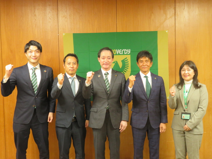 写真：堀川教育長・中村社長・大坪市長・城福監督・青木部長