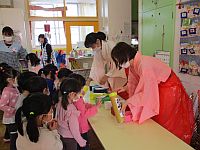 写真：神社ごっこのおみくじの様子