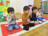 写真：お茶会でお茶を飲むうさぎぐみ