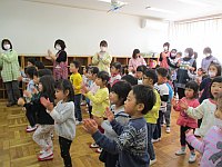 写真：エコダンスをおどる子どもたち