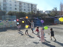 写真：園庭の羽根つきコーナーで遊びました。