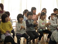 写真：でんでらをしている子どもたち