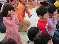 写真：にらめっこをしている子どもたち