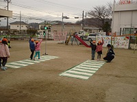 5歳児らいおん組が横断歩道をわたる練習をしているところ