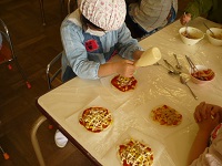 5歳児らいおん組がピザのトッピングをしているところ