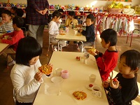 5歳児らいおん組がピザを食べているところ
