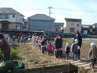 せせらぎ農園の畑を歩いているところ