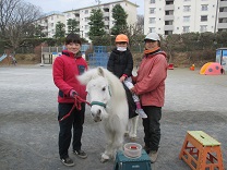 写真：5歳児らいおん組も馬の背に乗りました