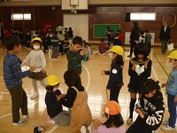 小学校の体育館での昔の遊びを楽しんでいる様子