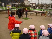 2歳児うさぎ組の餌やりの様子