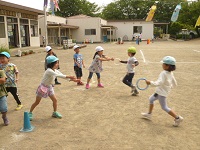 第五幼稚園の子どもたちとリレーをしている写真