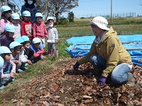 せせらぎ農園の方の話を聞いている写真