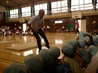 学校探検で体育館を見学している写真