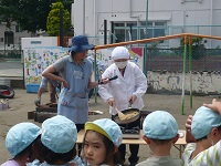 栄養士がカレールーの作り方を説明している写真