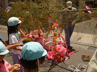 高幡不動参道の飾りつけの写真その2