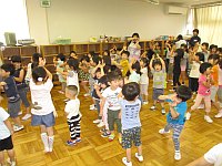写真：子どもたちの踊りの様子1