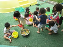 写真：プール開き誕生会