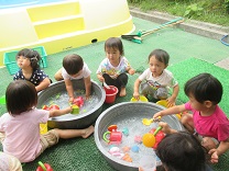 写真：プール開き誕生会