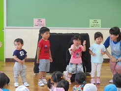 6月生まれの子どもたちをお祝いしている様子