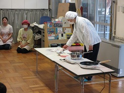 栄養士がカレールーの調理実演をしている様子