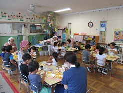 子どもたちがカレーライスを食べている様子