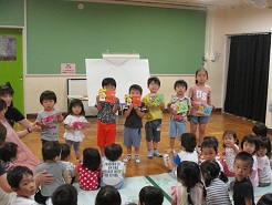 7月生まれの子どもたちがお祝いされている様子